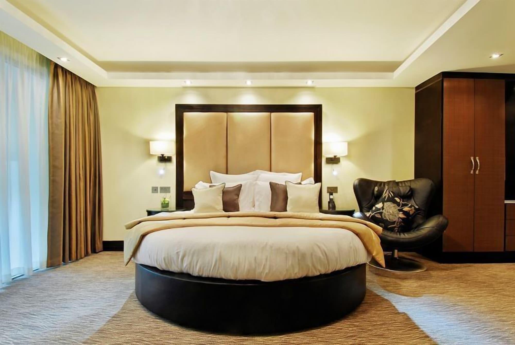Montcalm Mayfair, Autograph Collection London Rum bild A bedroom at the Taj Bengal