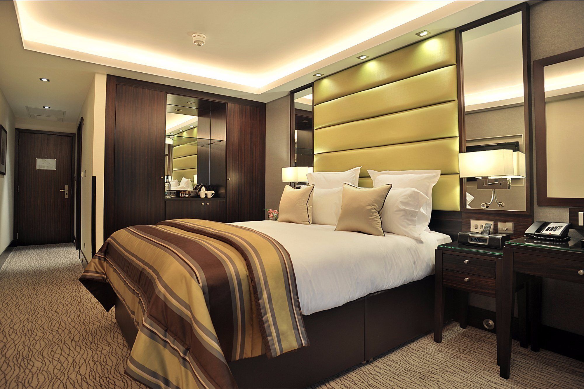 Montcalm Mayfair, Autograph Collection London Exteriör bild A bedroom at the InterContinental London Park Lane